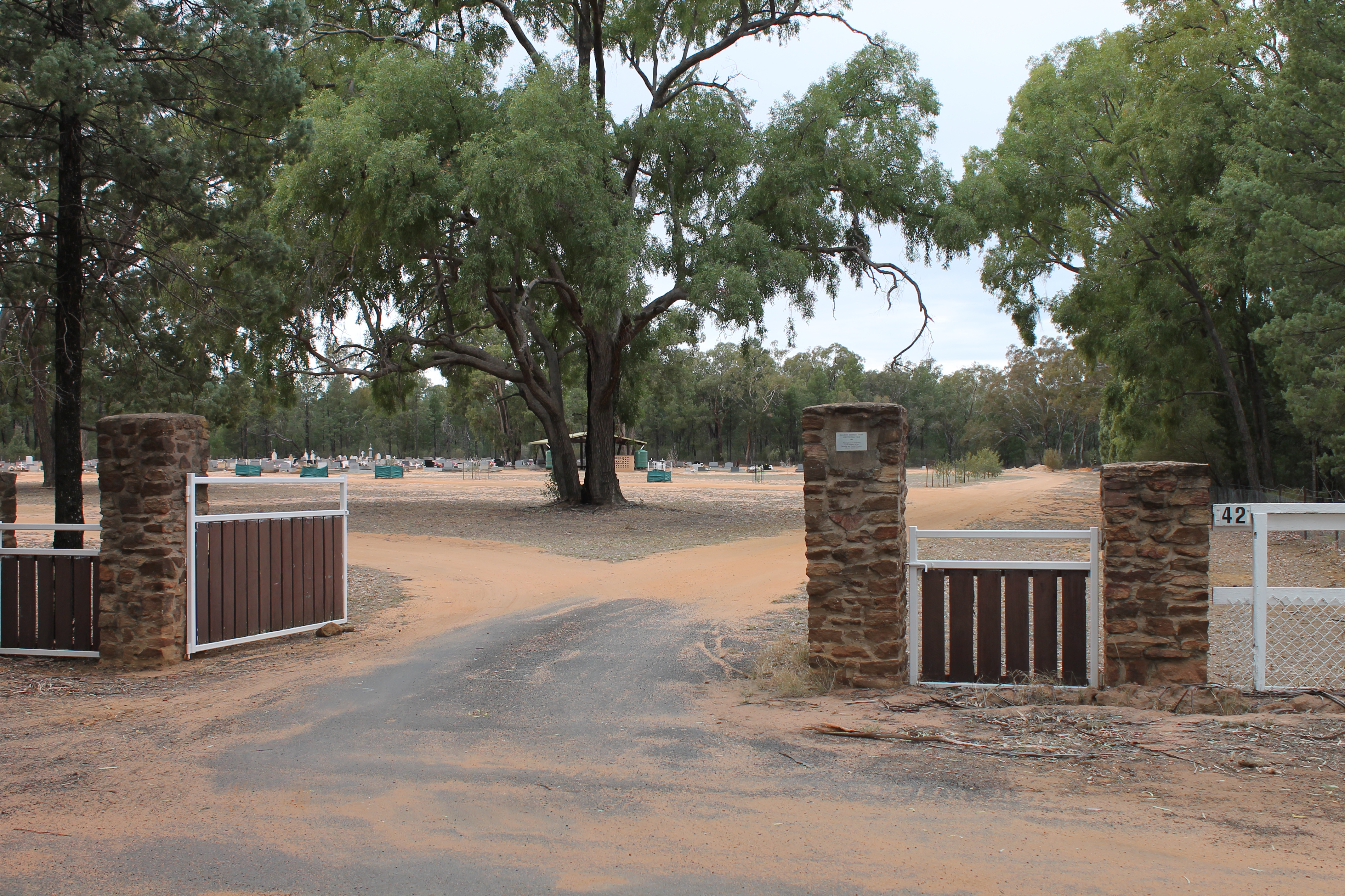 Baradine Cemetery Gates.JPG